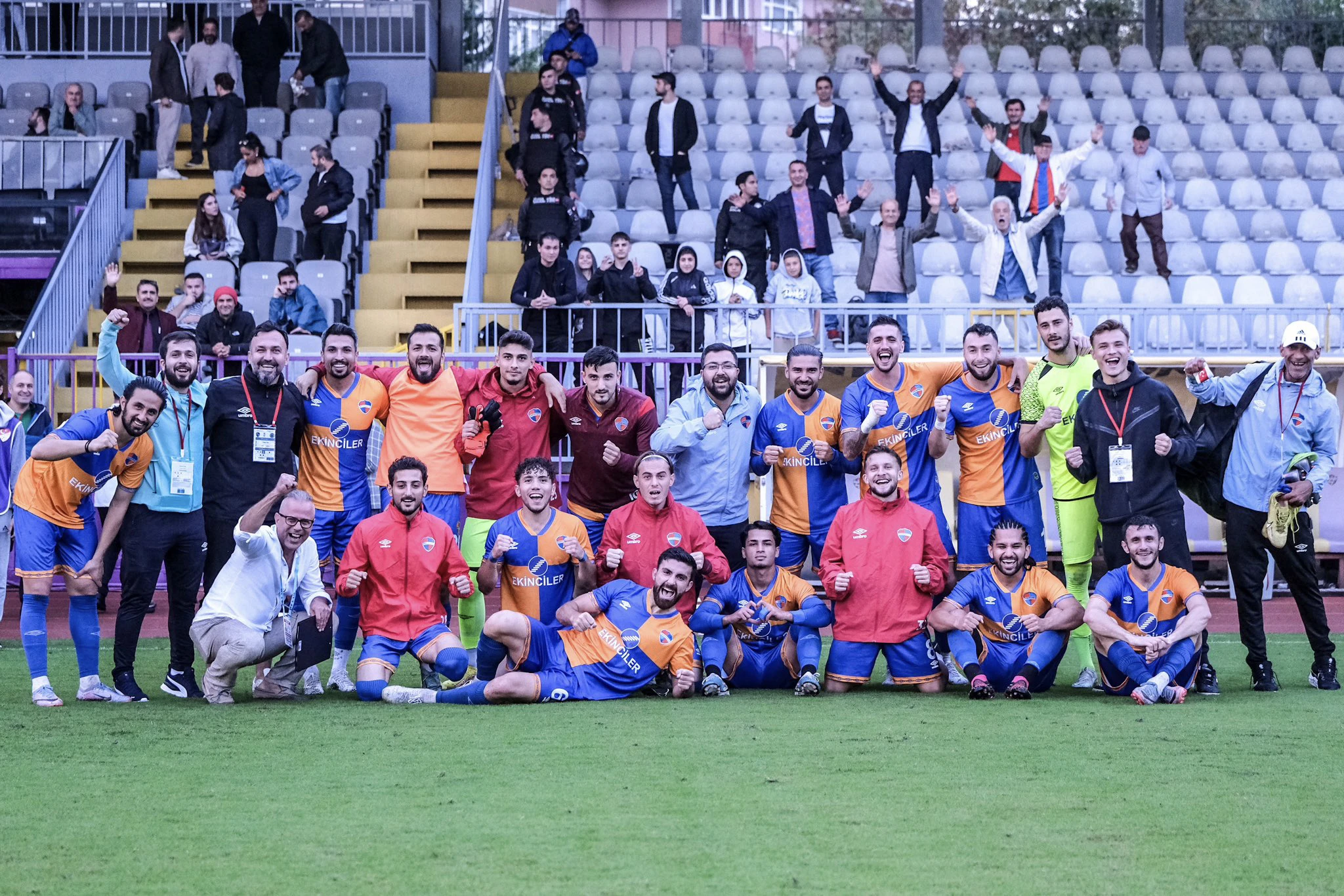 TFF 2.Lig‘in 6.haftasında Şanlı İskenderunspor‘umuzun, 2-0 yendiği Karaman Futbol Kulübü maçının galibiyet pozu. 