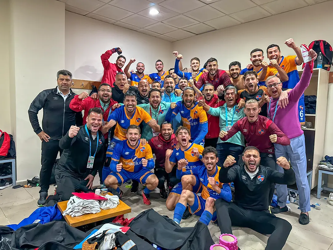 TFF 2.Lig‘in 13.haftasında Şanlı İskenderunspor‘umuzun, deplasmanda 4-3 yendiği GMG Kastamonuspor maçının galibiyet pozu. 