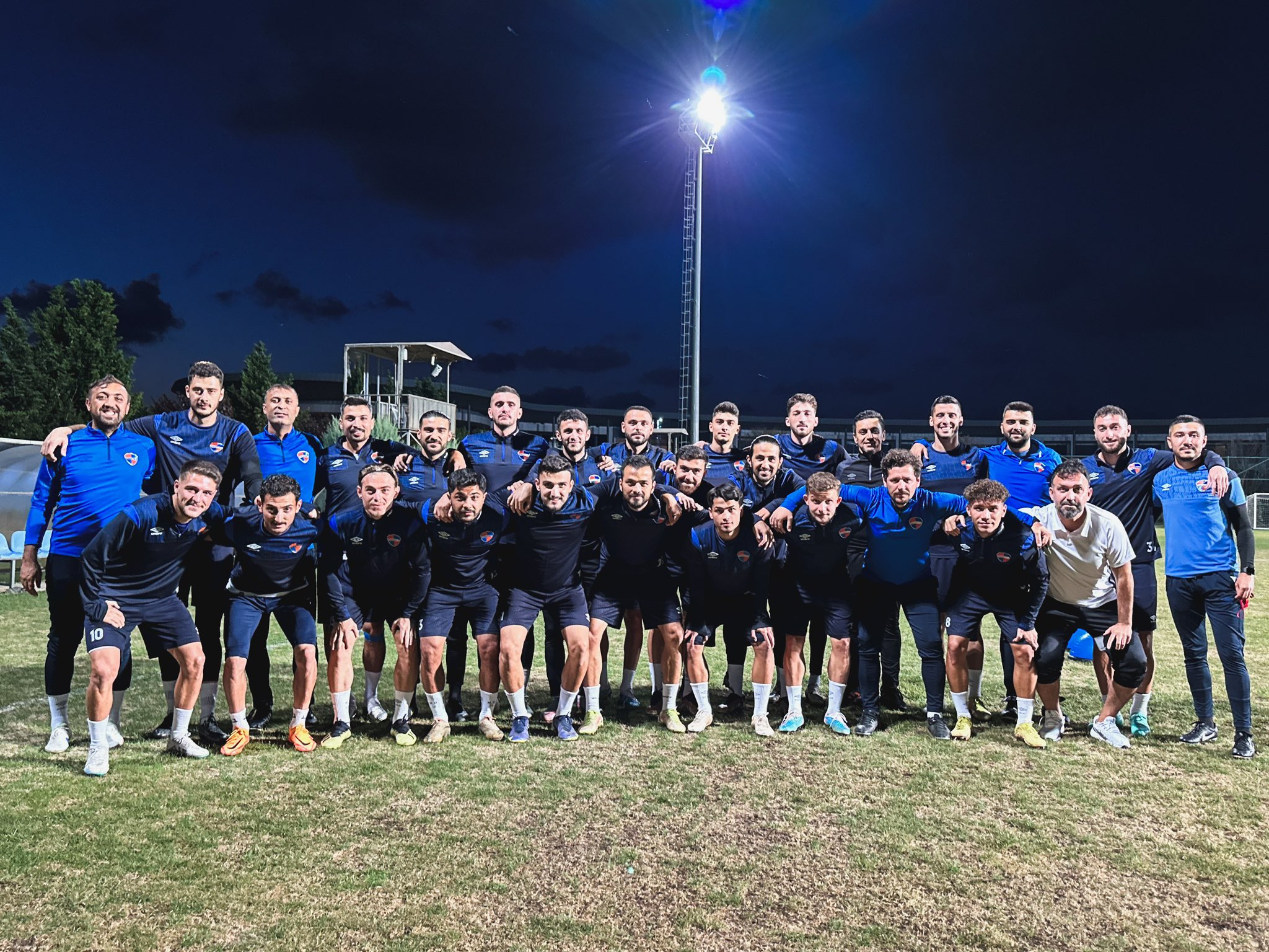 İskenderunspor’umuz, bir günlük iznin ardından 17 Eylül Pazar günü Bolluca Stadı’nda saat 16.30’da Belediye Derincespor ile oynayacağı müsabakanın hazırlıklarına bugün gerçekleştirdiği antrenmanla başladı. 