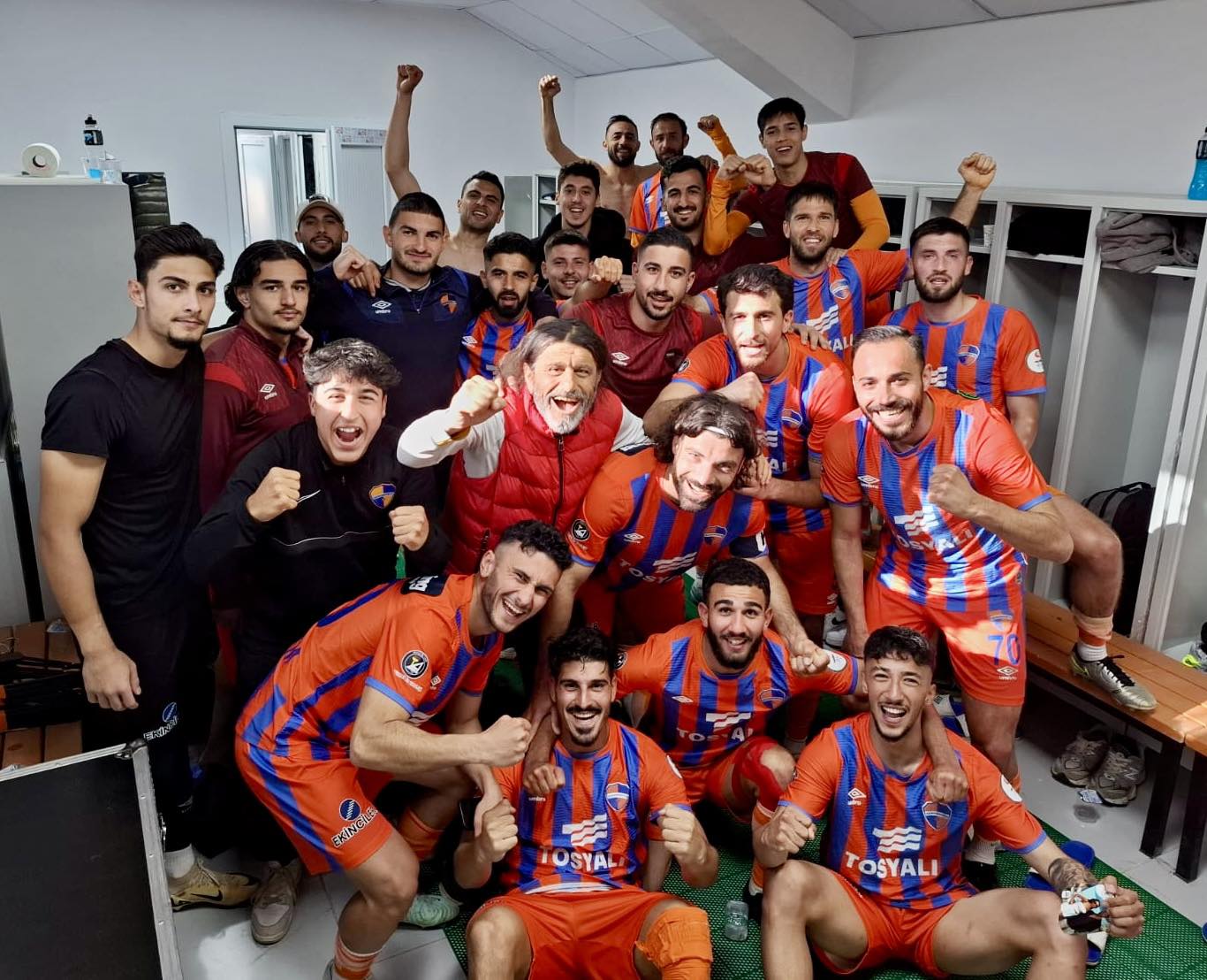 Nesine 2.Lig'in 31.haftasında Şanlı İskenderunspor'umuz, Sarıseki Fuat Tosyalı Stadyumu'da 2-1 yendiği Sincan Belediyesi Ankaraspor maçının ardından galibiyet pozu. 