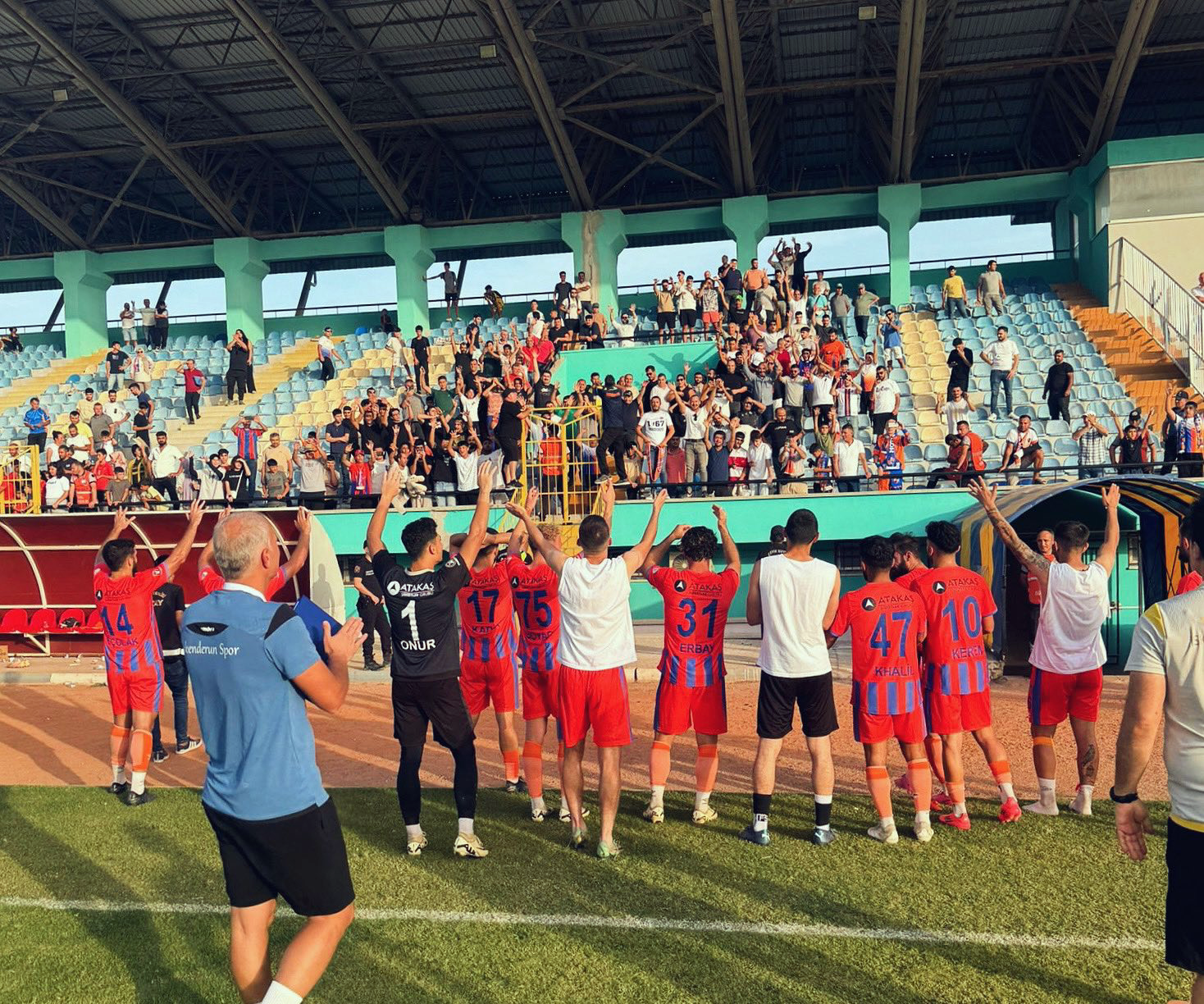 Nesine 2.Lig'in 7.haftasında Şanlı İskenderunspor'umuz, Kırıkhan Stadyumu'nda 4-0 yendiği Altay maçının ardından taraftarlarımızla omuz omuza.. 