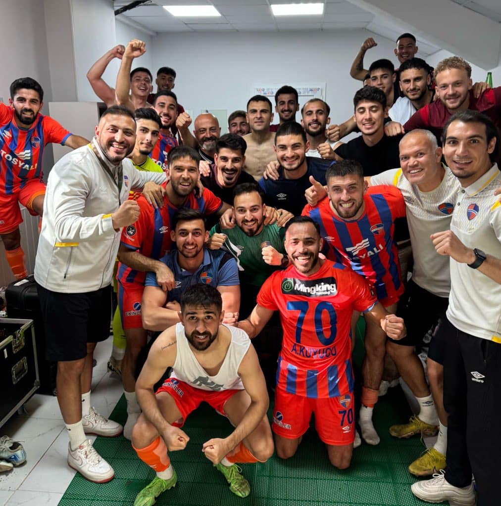 Nesine 2.Lig'in 27.haftasında Şanlı İskenderunspor'umuz, Sarıseki Fuat Tosyalı Stadyumu'da 4-2 yendiği Kırklarelispor maçının ardından galibiyet pozu. 