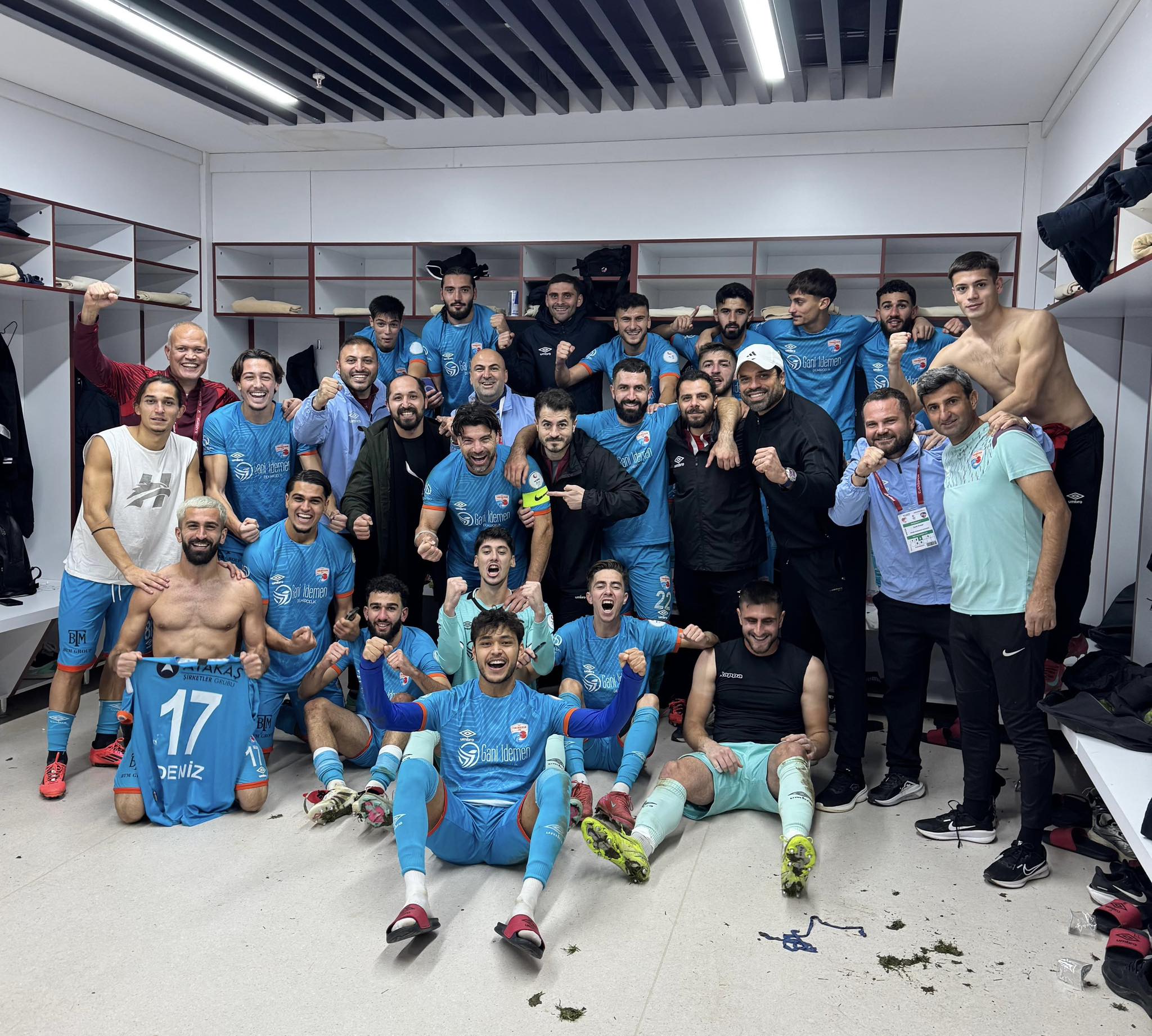 Nesine 2.Lig'in 18.haftasında Şanlı İskenderunspor'umuzun, deplasmanda Seza Çimento Elazığspor'u 3-1 yendiği maçın ardından galibiyet pozu. 