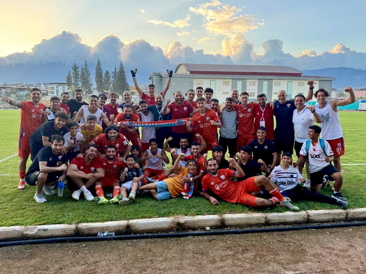 2025-2026 sezonu Nesine 2.Lig'in 2. haftasında Şanlı İskenderunspor'umuz, Kırıkhan Stadyumu'da 4-0 yendiği Altınordu maçının arından galibiyet pozu. 